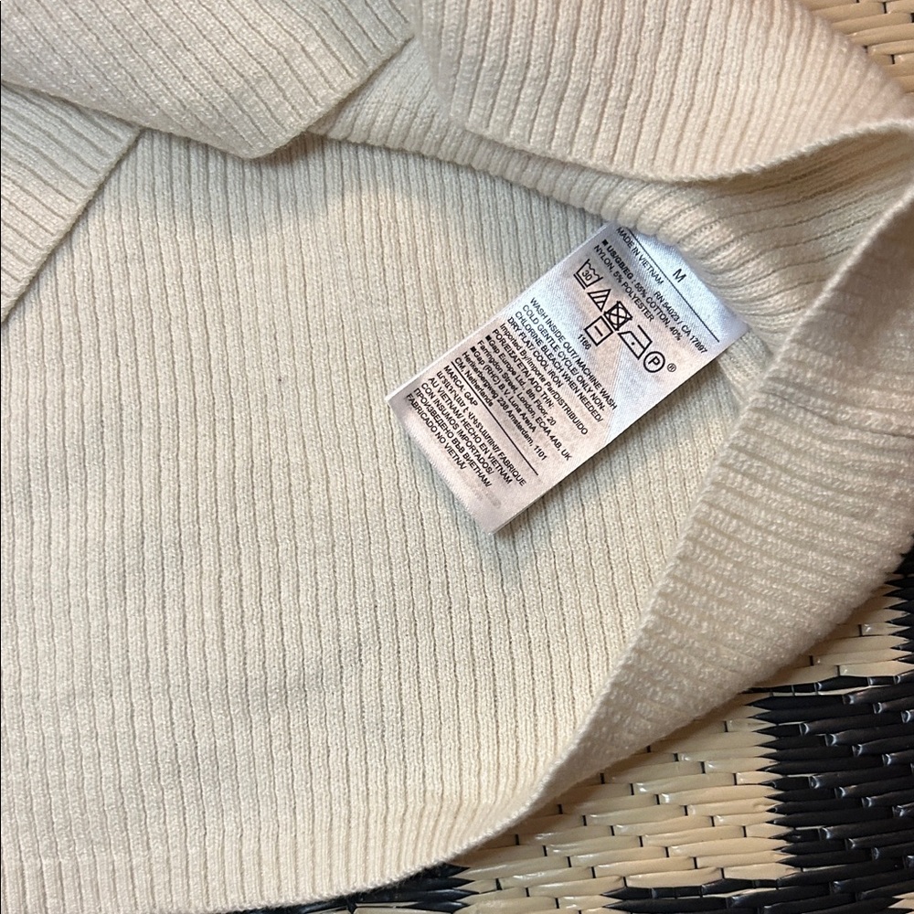NWT GAP Women's Sz M V-Neck Sweater in Cream - Picture 4 of 5
